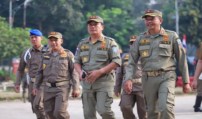 Peran anggota Perlindungan Masyarakat (linmas) bukan hanya saat ronda malam. Lebih jauh dari itu, linmas merupakan ujung tombak menjaga situasi kondusif sebuah wilayah. Oleh karena itu, Pemerintah Kota (Pemkot) Bandung mengukuhkan 2.200 satlinmas untuk mengamankan Pemilu 2024 mendatang. Plh Wali Kota Bandung, Ema Sumarna menyampaikan, satlinmas merupakan unsur pendukung kewilayahan yang mampu menunjang ketentraman dan ketertiban umum (trantibum) bagi masyarakat, terutama jelang pemilu 2024. "Satlinmas memiliki peran strategis untuk trantibum karena ini merupakan layanan dasar bagi masyarakat. Ini salah satu kewenangan konkuren kita. Peran linmas untuk turut serta membantu apalagi di tahun politik seperti ini," ujar Ema seusai apel akbar di SPORT Jabar Arcamanik, Selasa 25 Juli 2023.