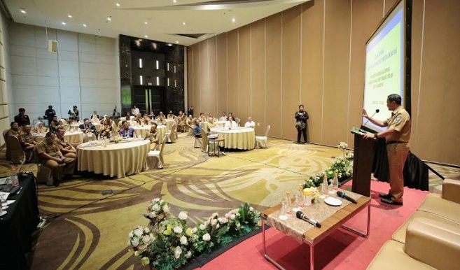 Pemerintah Kota (Pemkot) Bandung melalui Tim Pengendali Inflasi Daerah (TPID) terus menyiapkan berbagai strategi pengendalian inflasi dan pemulihan ekonomi menghadapi dampak cuaca ekstrem El Nino dan hari besar. Kali ini TPID menggelar High Level Meeting (HLM) tentang strategi pengendalian komoditas pangan yang dibuka oleh Plh Wali Kota Bandung Ema Sumarna, Selasa 18 Juli 2023. Pada HLM ini hadir perwakilan Bank Indonesia, Badan Pusat Statistik, akademisi dan sejumlah stakeholder terkait lainnya. Pada kegiatan tersebut, Ema mendorong TPID Kota Bandung untuk menerapkan strategi 4K yaitu keterjangkauan harga, ketersediaan pasokan, kelancaran distribusi, dan komunikasi efektif.