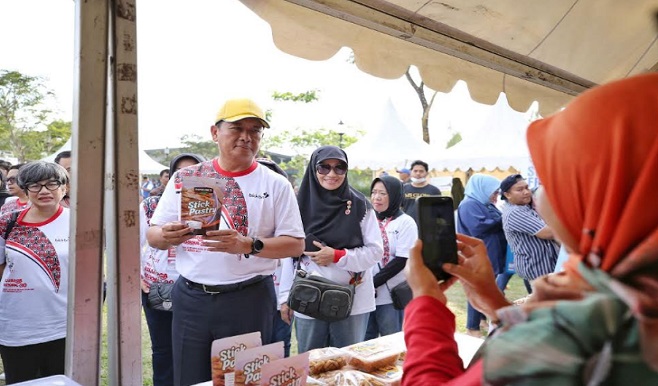 Kota Bandung berhasil menurunkan angka stunting dari 26 persen menjadi 19 persen pada tahun 2022. Hal itu berkat berbagai gerakan dan fasilitas yang disediakan di setiap wilayah. "Hal tersebut tentu hasil kolaborasi dan inovasi yang telah dilakukan pada setiap perangkat daerah bersama dengan pihak-pihak terkait," kata Plh Wali Kota Bandung, Ema Sumarna pada peringatan Hari Keluarga Nasional Tingkat Kota Bandung, di Kiara Artha Park, Jumat 14 Juli 2023.. Ema mengatakan, keluarga merupakan elemen terpenting dan utama. Keluarga memilik peranan ketahanan, sarana, dan prasarana untuk mengembangkan kemampuan.