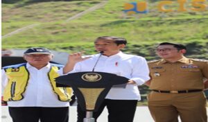 Presiden RI Joko Widodo didampingi Gubernur Jawa Barat Ridwan Kamil meresmikan operasional Tol Cileunyi-Sumedang-Dawuan secara penuh di Cisumdawu Twin Tunnel KM 169/200, Kabupaten Sumedang, Selasa (11/7/2023). Dengan beroperasinya Tol Cisumdawu (Cileunyi-Sumedang-Dawuan) secara penuh akan mempermudah akses ke Bandara Internasional Jawa Barat (BIJB) di Kertajati, Kabupaten Majalengka. “Alhamdulillah, pada hari ini jalan Tol Cisumdawu sudah selesai dan segera siap untuk dioperasikan,” ujar Presiden Jokowi dalam sambutannya. “Diharapkan dengan beroperasinya jalan tol ini mempermudah konektivitas ke Bandara Kertajati.