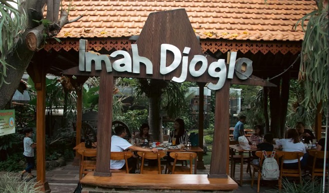 Makan diiringi musik? Itu sih sudah biasa. Ingin sensasi yang berbeda? Pilihannya di Imah Djoglo. Di Imah Djoglo yang berada di Jalan Sumber Endah No. 31 Kecamatan Babakan Ciparay Kota Bandung, kita akan makan ditemani hewan-hewan lucu yang menggemaskan. Di Imah Djoglo kita bisa menemui ayam Mutiara dari Afrika, ayam Polandia, merak biru asal India, ayam muka putih asal Spanyol, call duck dari Spanyol, angsa hitam dari Spanyol. Termasuk juga kambing kerdil dari Nigeria dan sebagainya.