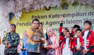 Kota Bandung meraih juara umum pada Pentas Pendidikan Agama Islam (PAI) jenjang SD se-Jawa Barat. Atas raihan tersebut, Kepala Dinas Pendidikan Kota Bandung, Hikmat Ginanjar menyampaikan, apresiasi dan menyerahkan piala kepada seluruh peserta juara. Penyerahan juara diberikan pada saat apel pagi mulai bekerja di halaman Dinas Pendidikan Kota Bandung. “Di balik siswa yang berprestasi ada guru yang hebat. Di balik guru hebat ada kepala sekolah yang hebat dan di balik kepala sekolah yang hebat ada pengawas yang hebat juga,” kata Hikmat Ginanjar, Senin 10 Juli 2023