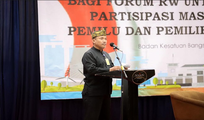 Badan Kesatuan Bangsa dan Politik (Bakesbangpol) Kota Bandung menggelar Pendidikan Politik Bagi Masyarakat dalam Menyongsong Pemilu 2024 di Hotel Horison, Kamis 27 Juli 2023. Kegiatan ini menjadi daya dukung untuk menyukseskan pelaksanaan Pemilu dan Pilkada serentak pada 14 Februari dan 27 November 2024 mendatang. Pelaksana Harian Wali Kota Bandung, Ema Sumarna berharap, kegiatan ini dapat menjadi salah satu daya dukung bagi Kota Bandung untuk mengulang kesuksesan penyelenggaraan Pemilu 2019.