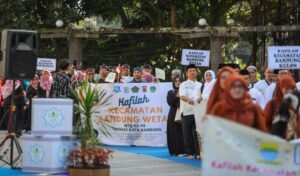 Masjid Agung Al Ukhuwah ramai dipenuhi defile kafilah Musabaqah Tilawatil Quran (MTQ) dari 30 kecamatan se-Kota Bandung, Sabtu 22 Juli 2023. Sebanyak 1.380 paserta akan berlaga di MTQ ke-48 tingkat Kota Bandung yang diselenggarakan selama, 22-27 Juli 2023. Ketua Umum LPTQ Kota Bandung, Asep Cucu Cahyadi menerangkan, kegiatan MTQ bisa menjadi wahana evaluasi pembangunan pendidikan agama dalam pengalaman Al Qur'an di Kota Bandung. "Semoga kita bisa kembali mengirimkan delegasi terbaik untuk berangkat ke MTQ tingkat provinsi yang diselenggarakan di Kabupaten Bekasi tahun depan dan meraih juara lagi untuk ke-10 kalinya," harap Asep.