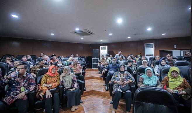 Kursi-kursi hitam di ruang rapat paripurna DPRD Kota Bandung sejak pagi sudah penuh. Bukan hanya diisi oleh anggota dewan dan seluruh kepala organisasi perangkat daerah (OPD), mereka pun turut memboyong pasangan masing-masing.Jumat, 7 Juli 2023 Lebih dari 500 orang hadir secara hybrid, termasuk perangkat daerah di kecamatan dan kelurahan beserta pasangan masing-masing untuk mengikuti Sosialisasi Anti Korupsi dari Komisi Pemberantas Korupsi (KPK). Deputi Pendidikan dan Peran Serta Masyarakat, KPK Republik Indonesia, Wawan Wardiana mengaku, sengaja melibatkan pasangan dari seluruh pemangku kebijakan dalam sosialisasi kali ini.