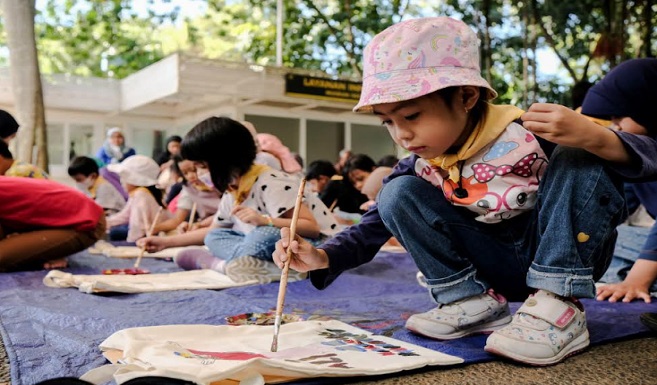 Masa libur sekolah, anak-anak tentu sangat ingin menghabiskan waktunya dengan berbagai kegiatan yang seru dan menyenangkan. Liburan seru dan menyenangkan tak selalu dengan biaya tinggi. Ada juga kegiatan yang menyenangkan, bahkan tanpa harus mengeluarkan biaya yang bisa dilakukan anak saat libur sekolah. Salah satunya di Merdeka Belajar Museum Geologi di Jalan Diponegoro Kota Bandung. Merdeka Belajar Museum Geologi ini merupakan kegiatan rutin yang diselenggarakan sejak tahun 2020. Program edukasi ini dikemas secara interaktif. Kegiatan ini pun hanya digelar saat musim libur sekolah.