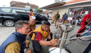 Sampai Juli ini, Dinas Perdagangan dan Perindustrian (Disdagin) Kota Bandung bekerjasama dengan Direktorat Metrologi Kementerian Perdagangan melaksanakan pengawasan terhadap 6 Stasiun Pengisian Bahan Bakar Umum (SPBU) di Kota Bandung. Selain itu, Disdagin Kota Bandung juga melaksanakan pengawasan terkait Barang Dalam Keadaan Terbungkus (BDKT) terhadap 8 pelaku usaha terutama kuliner. Hal tersebut untuk memastikan kebenaran pengukuran dan memberikan perlindungan bagi konsumen dan pelaku usahanya.