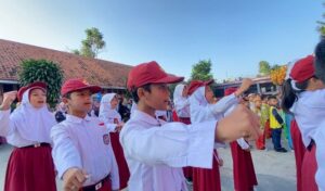 siswa baru sudah berkumpul sebelum pukul 07.00 WIB di SDN 071 Sukagalih. Para siswa baru tersebut siap mengikuti masa pengenalan lingkungan sekolah (MPLS) yang akan berjalan selama dua pekan dari 17-28 Juli 2023. Ketua PPID SDN 071 Sukagalih, Novie Susanti Nuraeni menjelaskan, kelas 1 terdiri dari 4 rombongan belajar (rombel). Masing-masing rombel terdiri dari 28 siswa. "Untuk jalur penerimaannya dari jalur afirmasi dan zonasi. Afirmasi ada Rawan Melanjutkan Pendidikan (RMP), perpindahan orang tua, dan peserta didik berkebutuhan khusus (PDBK)," ujar Novie, Senin 17 Juli 2023.