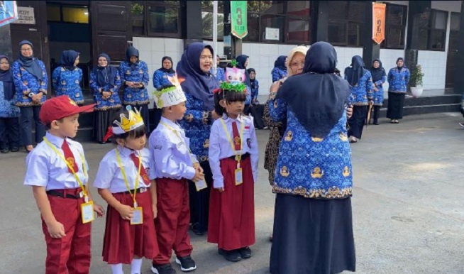 Berada di lingkungan baru tentu membutuhkan adaptasi. Karena itu juga, SD 062 Ciujung Jalan Kal Supratman menyiapkan secara matang Masa Pengenalan Lingkungan Sekolah (MPLS) untuk para siswa kelas 1 barunya. Kepala SDN 062 Ciujung, Nella Ismayanti mengatakan sudah mempersiapkan kegiatan MPLS ini dari jauh-jauh hari. Harapannya, para siswa dapat mengenal sekolah, guru, dan teman-teman barunya. “Hal terpenting adalah anak-anak gembira dan senang pada hari pertama sekolah,” kata Nella.