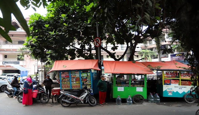 Kawasan akademik Institut Teknologi Bandung (ITB) dan kawasan sekitar fasilitas kesehatan Rumah Sakit Hasan Sadikin Jalan Eyckman akan ditata kembali dengan menertibkan para PKL. Rencananya Agustus ini relokasi akan dilakukan di dua kawasan tersebut. Plh Wali Kota Bandung, Ema Sumarna menyampaikan, tak ada lagi negosiasi bagi para PKL jika mereka menolak untuk ditertibkan. "Tidak ada negosiasi. Kita dorong saja pindah ke relokasi yang sudah disediakan. Setelah itu parkir liar juga langsung dibereskan," ujar Ema di Balai Kota Bandung, Jumat 21 Juli 2023.