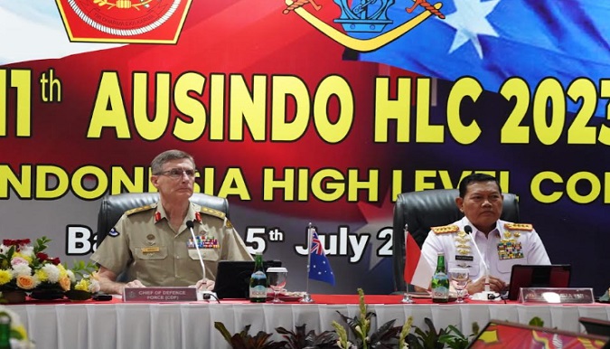 Panglima TNI Laksamana TNI Yudo Margono bersama Panglima Angkatan Bersenjata Australia Jenderal Angus Campbell, AO, DSC memimpin Sidang ke-11 Australia-Indonesia High Level Committee (AUSINDO HLC) tahun 2023, bertempat di Aula Serasa, Sesko TNI, Bandung, Rabu (5/7/2023). Dalam sambutannya, Panglima TNI menyampaikan bahwa merupakan suatu kehormatan bagi Tentara Nasional Indonesia selaku tuan rumah dapat menerima dan menyambut Panglima Angkatan Bersenjata Australia beserta delegasi di Kota Kembang. Lebih lanjut disampaikan Panglima TNI, AUSINDO HLC dengan kerja sama militernya yang telah berjalan lebih dari satu dekade terbukti memegang peranan penting dalam menyikapi peningkatan dinamika dan perubahan geopolitik kawasan dan global, utamanya terhadap perdamaian, stabilitas dan keamanan di kawasan.