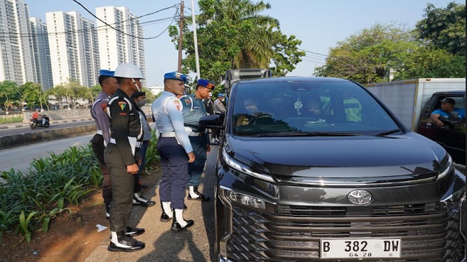 Operasi Gaktib Pom TNI “Waspada Wira Dharma TA 2023” dipimpin langsung oleh Direktur Pembinaan Penegakan Hukum (Dirbin Gakkum) Puspom TNI Kolonel Laut (PM) Khoirul Fu’ad, S.H., CHRMP., bagi Prajurit dan PNS TNI termasuk masyarakat umum yang melintas di jalur Busway Jalan Daan Mogot Jakarta Barat, Senin (17/07/2023). Salah satu upaya POM TNI dalam memelihara Kedisiplinan yang tinggi adalah melalui gelar Operasi Penegakan Ketertiban (Gaktib). Pelaksanaan Operasi Gaktib harus dikembangkan ke arah peningkatan profesionalitas petugas dan subjek hukum melalui upaya edukasi, dengan demikian kepatuhan terhadap norma peraturan dan hukum dapat ditegakkan, baik atas kesadaran individu maupun secara struktural formal.