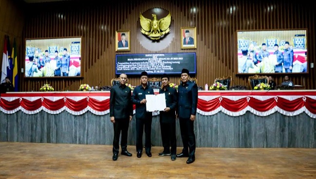 DPRD Kota Bandung mengesahkan Raperda Kota Bandung tentang Pertanggungjawaban Pelaksanaan APBD 2022 pada rapat paripurna, Jumat 28 Juli 2023. Sekretaris DPRD Kota Bandung, Salman Fauzi menjelaskan, kepala daerah menyampaikan raperda tentang pertanggungjawaban pelaksanaan APBD kepada DPRD berupa laporan keuangan yang telah diaudit BPK selambat-lambatnya 6 bulan setelah tahun anggaran berakhir. "Raperda tentang pertanggungjawaban pelaksanaan APBD 2022 merupakan bagian yang tidak terpisahkan dari siklus tahunan penganggaran daerah," jelas Salman.