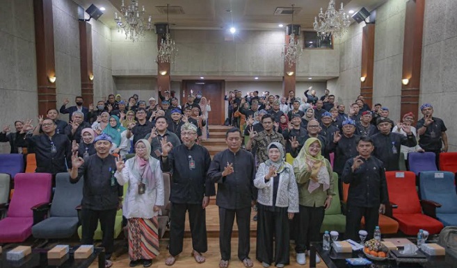 Plh Wali Kota Bandung, Ema Sumarna meminta agar aparat kewilayahan terus mendorong penerapan Kang Pisman (kurangi, pisahkan, dan manfaatkan sampah). Hal itu agar sampah di Kota Bandung bisa diselesaikan dari sumbernya. "Kita terus mendorong untuk memberikan semangat menyelesaikan sampah di rumah. Di Kota Bandung ini baru 10 persen dari seluruh RW se-Kota Bandung. Di Kota Bandung itu ada 1596 RW, 10 persennya baru 154 RW yang selesai sampah di lingkungan," beber Ema. Ema menegaskan hal itu pada kegiatan sosialisasi evaluasi dan persiapan pemantauan penilaian Adipura tahun 2022-2023, di Balai Kota Bandung, Kamis 20 Juli 2023.