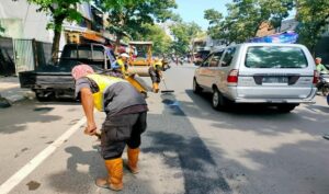 Wargi Bandung, akhir-akhir ini merasa ada sesuatu yang berbeda di sekitar jalan Kota Bandung? Rasanya jauh lebih mulus dan enak saat berkendara keliling Kota Bandung. Meski memang belum semua jalan terasa semulus itu, tapi dalam tiga bulan terakhir, Dinas Sumber Daya Air dan Bina Marga (DSDABM) tengah menggencarkan penambalan jalan dengan penetrasi dan hotmix.