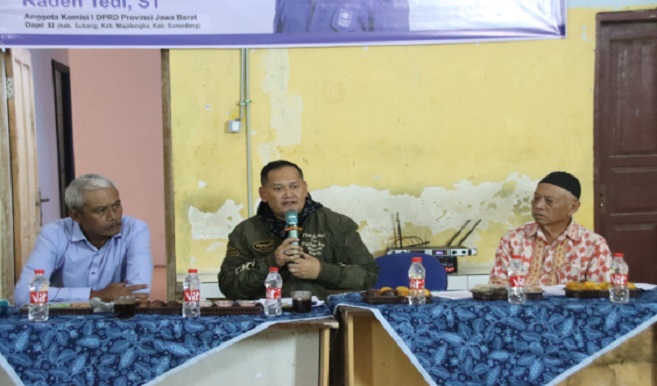 Anggota Komisi 1 DPRD Provinsi Jawa Barat Raden Tedi, ST mensosialisasikan Peraturan Daerah (Perda) Nomor 5 Tahun 2015 Tentang Pengelolaan Jasa Lingkungan Hidup di Desa Sarireja , Jalan Cagak Kecamatan Jalancagak, Kabupaten Subang, Jawa Barat, Jum’at, 14 Juli 2023. Dalam kesempatan itu, Kang Tedi sapaan akrab legislator Partai Amanat Nasional (PAN) ini menyampaikan regulasi terkait Pengelolaan Jasa Lingkungan yang secara umum adalah bagaimana pola pemanfaatan sebuah kawasan dalam upaya meningkatkan ekonomi tetapi tidak harus merusak lingkungan. Hadir dalam kegiatan sosialisasi Perda ini, Pemerintahan Desa dihadiri langsung oleh Kepala Desa Sarireja bapak Nugraha, sekretaris Desa, tokoh masyarakat dan para pemuda dan juga ibu - ibu.