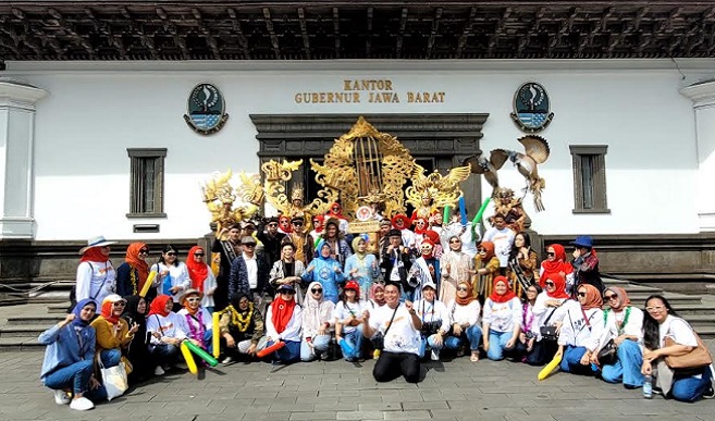 Kota Bandung mengikuti Pekan Kerajinan Jawa Barat di Gedung Sate, Sabtu 8 Juli 2023. Produk lokal UMKM dengan ornamen angklung dan bunga patrakomala dipamerkan pada gelaran kali ini. Sebagai informasi, Pekan Kerajinan Jawa Barat diikuti oleh perwakilan dari 27 kota dan kabupaten di Jawa Barat. Seluruh kontestan memamerkan kostum dengan ciri dari wilayah mereka masing-masing. Ketua Harian Dekranasda Kota Bandung Elly Wasliah menyebut, fesyen dengan sentuhan ikon-ikon Kota Bandung menjadi pembeda dan kebanggaan tersendiri bagi Kota Bandung.