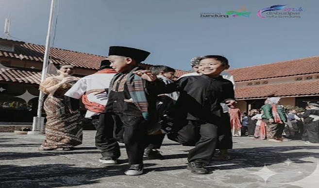 Untuk mengembangkan partisipasi dan minat para siswa terhadap seni tradisional Sunda, Pemerintah Kota (Pemkot) Bandung menggagas program Nyeni di Sakola. Program ini telah mulai dilaksanakan di dua sekolah yakni SMPN 43 Kota Bandung dan SDN 035 Soka pada awal pekan lalu. Di SMPN 43 Kota Bandung, program Nyeni di Sakola dihadirkan dalam bentuk Sandiwara Sunda, sebuah pertunjukan seni yang mengisahkan kisah tentang anak yang enggan belajar namun memiliki hasrat yang besar dalam seni.