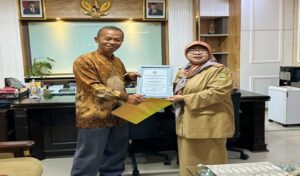 Sekretaris DPRD Jawa Barat Ida Wahida Hidayati mendapatkan piagam dan tanda penghargaan Wredatama Nugraha Utama dari Persatuan Wredatama Republik Indonesia (PWRI) pusat. Piagam dan tanda penghargaan tersebut diberikan kepada Ida Wahida Hidayati sebagai pembina PWRI Provinsi Jabar yang berjasa luar biasa bagi kemajuan, perkembangan PWRI Provinsi Jabar. “Piagam dan tanda penghargaan dari PWRI pusat tersebut diberikan kepada saya selaku Sekretaris DPRD Jawa Barat dan pembina PWRI Jabar yang telah memberikan jasa sangat besar untuk PWRI Provinsi Jabar, khususnya di lingkungan Sekretariat DPRD Jawa Barat,” kata Ida Wahida Hidayati, Bandung, Senin (24/7/2023).