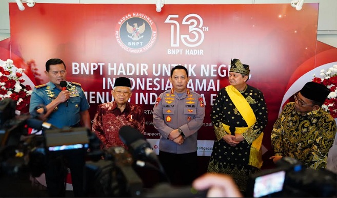 Panglima TNI Laksamana TNI Yudo Margono S.E.,M.M menerima Award sebagai Pelaksana Sinergitas yang diberikan oleh Kepala BNPT Komjen Pol. Prof. Dr. H. Rycko Amelza Dahniel, M.Si pada acara puncak HUT BNPT Award ke-13 tahun 2023 Sinergi Untuk Indonesia Harmoni, bertempat di Jakarta Teater Jl. M.H. Thamrin No.9 Menteng, Jakarta Pusat, Jumat (28/7/2023). Panglima TNI Laksamana TNI Yudo Margono S.E., M.M mengucapkan selamat ulang tahun ke-13 kepada BNPT. "TNI akan selalu bersinergi terhadap BNPT maupun Polri dalam rangka penanggulangan ataupun antisipasi bahaya terorisme baik dengan hard atau soft approach untuk keamanan kita bersama," kata Panglima TNI.