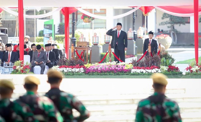 Plh Wali Kota Bandung, Ema Sumarna optimis nilai-nilai perjuangan bangsa dapat mewujudkan Indonesia yang lebih maju. Hal ini tercermin dalam perjalanan pembangunan di Kota Bandung selama periode 2018-2023 dalam mewujudkan visi Kota Bandung yang unggul, nyaman, sejahtera dan agamis. Hal tersebut diungkapkan Ema usai melaksanakan Upacara Peringatan HUT ke-78 Republik Indonesia tingkat Kota Bandung di Plaza Balai Kota, Kamis 17 Agustus 2023. Ema menyebut dalam 5 tahun terakhir, Pemkot Bandung berhasil mencapai beberapa target pembangunan seperti Indeks Pembangunan Manusia (IPM) yang telah mencapai 82,50, Angka Rata-rata lama sekolah 11 tahun, Angka Harapan Hidup (74,75 tahun), Laju Pertumbuhan Ekonomi (LPE) sebesar 5,41% dan Cakupan Pelayanan Air Minum (85,14%).