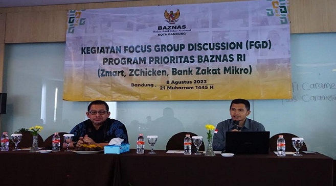 Badan Amil Zakat Nasional (Baznas) Kota Bandung merumuskan tiga kunci dalam menanggulangi kemiskinan di Kota Bandung. Hal tersebut diolah melalui kegiatan Focus Group Discussion (FGD) di Hotel Tebu, Selasa 8 Agustus 2023 lalu. Direktur Pendayagunaan Baznas RI, Eka Budhi Sulistyo mengatakan, terdapat tiga program pendayagunaan prioritas Baznas RI yakni Program Z-Mart, Z-chicken dan Bank Zakat Mikro. "Kegiatan ini untuk meningkatkan pelayanan prima terhadap Muzaki dan Mustahik. Muzaki sebagai orang yang menitipkan zakat, menjadi lebih berkah kehidupannya karena zakat yang dititipkannya menjadikan Mustahik lebih berdaya hidupnya," ungkapnya.