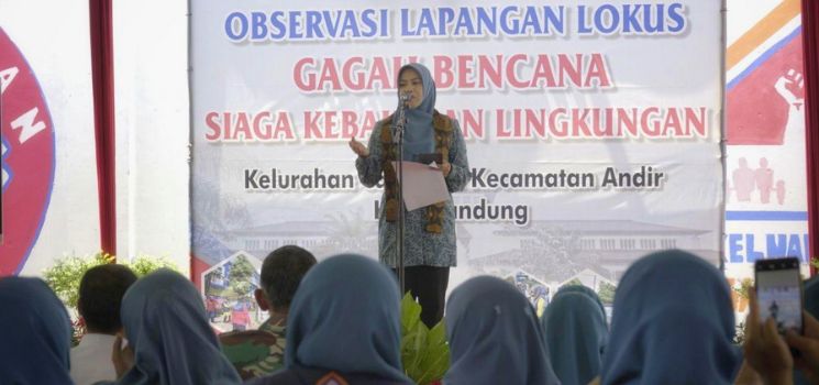 Kelurahan Campaka Kecamatan Andir Kota Bandung menjadi pilot project Gagah Bencana Siaga Kebakaran sejak tiga bulan lalu. Hasilnya, program ini bisa membuat kawasan Campaka menjadi lebih sehat, tanggap dan tangguh. Kelurahan Campaka bahkan kini tengah menjadi perhatian Tim Penggerak Pemberdayaan Kesejahteraan Keluarga (TP-PKK) Pusat. TP PKK Pusat bahkan menyambangi Kelurahan Campaka, Rabu, 30 Agustus 2023. Asisten Pemerintahan dan Kesejahteraan Rakyat Asep Saeful Gufron, menerima tim observasi lapangan. Asep mengatakan, dengan adanya program pilot project ini Pemerintah Kota (Pemkot) Bandung dapat menciptakan lingkungan yang sehat tanggap dan tangguh.