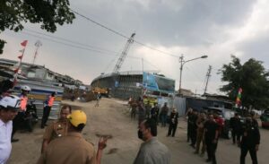 Proyek pembangunan fly over dan jembatan penyeberangan orang (JPO) Ciroyom di Kecamatan Andir dan Cicendo telah mencapai 43 persen. Hal tersebut disampaikan Pelaksana Harian Wali Kota Bandung, Ema Sumarna saat meninjau pembangunan Fly Over Ciroyom bersama Balai Teknik Perkeretaapian Kelas I Wilayah Jawa Barat, Selasa 22 Agustus 2023. "Kita sudah melihat perkembangan pembangunannya, kita juga sudah bertemu dengan Kepala Balai. Progresnya sudah mencapai 43 persen," kata Ema.