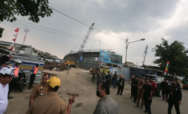 Proyek pembangunan fly over dan jembatan penyeberangan orang (JPO) Ciroyom di Kecamatan Andir dan Cicendo telah mencapai 43 persen. Hal tersebut disampaikan Pelaksana Harian Wali Kota Bandung, Ema Sumarna saat meninjau pembangunan Fly Over Ciroyom bersama Balai Teknik Perkeretaapian Kelas I Wilayah Jawa Barat, Selasa 22 Agustus 2023. "Kita sudah melihat perkembangan pembangunannya, kita juga sudah bertemu dengan Kepala Balai. Progresnya sudah mencapai 43 persen," kata Ema.