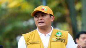 Pemerintah Kota (Pemkot) Bandung menandatangani komitmen bersama tentang Pendanaan Kegiatan Pilkada dan Kerja Sama Pembangunan Daerah Provinsi Jawa Barat di Mason Pine Hotel, Kabupaten Bandung Barat, Rabu 9 Agustus 2023. Penandatanganan dilakukan Pelaksana Harian Wali Kota Bandung, Ema Sumarna. Kegiatan ini juga merupakan bagian dari Forum Komunikasi Pembangunan Daerah Jawa Barat (Kopdar) Jabar 2023. Pada kesempatan tersebut, Ema memaparkan situasi di Kota Bandung jelang Pemilihan Umum (Pemilu) dan Pemilihan Kepala Daerah (Pilkada) 2024 kondusif. "Suasana Kota Bandung masih kondusif. Selain itu, Pemkot Bandung pun aktif melakukan pembinaan-pembinaan politik," ujar Ema.