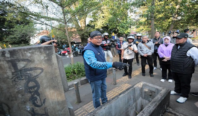 Plh Wali Kota Bandung, Ema Sumarna mengapresiasi Pedagang Kaki Lima (PKL) Jalan Ganesha yang tengah memata kawasan Gelap Nyawang. Terlebih para PKL bersedia untuk mentaati aturan. "Saya ucapkan terimakasih kepada PKL yang mampu berkolaborasi dengan Pemkot Bandung," tutur Ema di sela-sela kegiatan monitoring, Jumat 11 Agustus 2023. Para PKL di kawasan tersebut bersedia mentaati aturan seperti tertuang dalam Peraturan Daerah nomor 4 tahun 2011 tentang Penataan Dan Pembinaan Pedagang Kaki Lima dan Perda Nomor 09 tahun 2019 tentang Ketertiban Umum, Ketentraman dan Perlindungan Masyarakat.