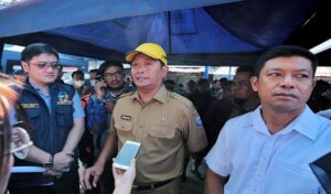 Berdasarkan surat pemberitahuan dari Pemerintah Provinsi (Pemprov) Jawa Barat, akan dilakukan pengurangan jumlah sampah yang dibuang ke TPA Sarimukti. Hal tersebut diakui Plh Wali Kota Bandung, Ema Sumarna saat ditemui di Pasar Sadang Serang, Senin 7 Agustus 2023. Ema menyampaikan, ada beberapa langkah yang sedang disiapkan Pemerintah Kota (Pemkot) Bandung untuk mengantisipasi sisa sampah yang tak tertampung di TPA Sarimukti. Salah satunya melalui kawasan bebas sampah (KBS) "Mengubah mindset dan perilaku itu tidak mudah. Kita sedang berjuang agar KBS itu semakin banyak. Tiap bulan saya evaluasi bersama Kepala Dinas Lingkungan Hidup dan Kebersihan (DLHK). Kita terus mendorong masing-masing kecamatan itu berlomba untuk menghadirkan dan memperbanyak KBS," jelas Ema.