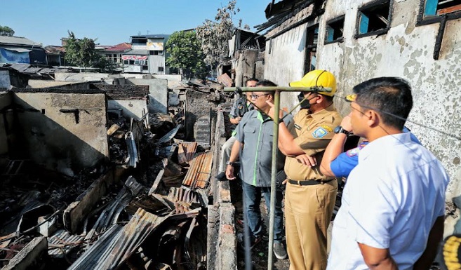 Kebakaran hebat yang terjadi di Pasar Sadang Serang pada Jumat silam mengakibatkan 170 kios hangus terbakar. Sejak kebakaran itu, sudah empat hari kegiatan para pedagang seperti mati suri. Ketua Paguyuban Pasar Sadang Serang, Aris Hermansyah mengatakan, para pedagang ingin secepatnya bisa kembali berjualan. "Kami memohon secepatnya kepada Kasatreskrim Polrestabes Bandung bisa percepat agar garis polisi bisa segera dibuka. Sehingga kami besok sudah bisa berjualan kembali walaupun ala kadarnya," ujar Aris, Senin 7 Agustus 2023. Ia menambahkan, jika Kepolisian sudah bisa membuka garis polisi, maka para pedagang siap untuk membantu petugas DLHK, Dinas Kebakaran, dan PD Pasar untuk bebersih bersama.