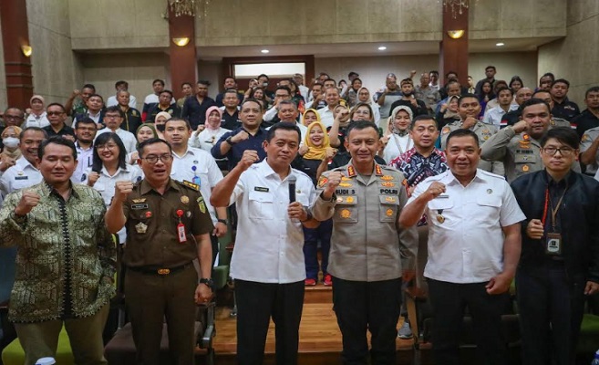 Pemerintah Kota (Pemkot) Bandung mendukung program Kampung Bebas Narkoba yang digulirkan oleh Polrestabes Bandung. Hal itu karena program tersebut bisa menimilisir peredaran dan penyalahgunaan narkoba di Kota Bandung. Dukungan itu dilontarkan Plh. Wali Kota Bandung, Ema Sumarna saat Polrestabes Bandung melakukan Forum Grup Discussion (FGD) di Auditorium Balai Kota Bandung, Rabu 30 Agustus 2023. Menurutnya, program Kampung Bebas Narkoba merupakan upaya penguatan terhadap bahaya narkoba bagi masyarakat dengan mengusung program Lembur Cepot Juara (Cepat Efektif Proaktif Tanpa Pamrih).