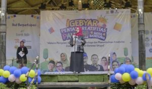 Sebanyak 2.500 anak dari seluruh Pendidikan Anak Usia Dini (PAUD) Kota Bandung berkumpul ramaikan Gebyar Pentas Kreativitas Pendidikan Anak Usia Dini di Saung Sunda Papuri, Rabu 2 Agustus 2023. Tak hanya itu, 700 orang wali murid dan guru pun hadir mendampingi anak-anak tersebut. Ketua Gabungan Organsisasi Penyelenggara Taman Kanak-kanak Indonesia (GOPTKI) Kota Bandung, Cici Ema Sumarna menyampaikan, kegiatan ini menjadi ruang berkreasi yang bisa mendukung fisik dan psikis peserta didik. "Kreativitas dan imajinasi memainkan peran penting dalam perkembangan fisik, kognitif, dan emosional anak usia dini. Kegiatan ini memberikan kesempatan kepada anak-anak kita untuk mengekspresikan diri dalam pembelajaran," jelas Cici.