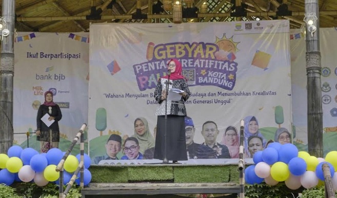 Sebanyak 2.500 anak dari seluruh Pendidikan Anak Usia Dini (PAUD) Kota Bandung berkumpul ramaikan Gebyar Pentas Kreativitas Pendidikan Anak Usia Dini di Saung Sunda Papuri, Rabu 2 Agustus 2023. Tak hanya itu, 700 orang wali murid dan guru pun hadir mendampingi anak-anak tersebut. Ketua Gabungan Organsisasi Penyelenggara Taman Kanak-kanak Indonesia (GOPTKI) Kota Bandung, Cici Ema Sumarna menyampaikan, kegiatan ini menjadi ruang berkreasi yang bisa mendukung fisik dan psikis peserta didik. "Kreativitas dan imajinasi memainkan peran penting dalam perkembangan fisik, kognitif, dan emosional anak usia dini. Kegiatan ini memberikan kesempatan kepada anak-anak kita untuk mengekspresikan diri dalam pembelajaran," jelas Cici.