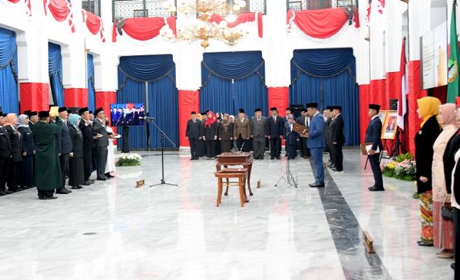 Gubernur Jawa Barat Ridwan Kamil melantik 77 Kepala Sekolah SMA/SMK/SLB di Lingkungan Dinas Pendidikan Provinsi Jabar di Aula Barat Gedung Sate, Kota Bandung, Jumat (25/8/2023). Pelantikan tersebut berdasarkan Surat Keputusan Gubernur Jawa Barat Nomor 821.2/kep.578-BKD/2023. Dalam sambutannya, Kang Emil --sapaan Ridwan Kamil-- menekankan tiga prinsip yang harus dipegang teguh oleh kepala sekolah maupun ASN di Lingkungan Pemda Provinsi Jabar yakni integritas, bekerja sepenuh hati, dan profesional.