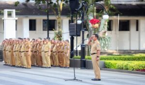 Pelaksana Harian Wali Kota Bandung, Ema Sumarna mengimbau masyarakat Kota Bandung untuk mengibarkan bendera merah putih dalam rangka hari ulang tahun (HUT) ke-78 Republik Indonesia (RI) mulai 1 Agustus 2023. Pengibaran bendera merah putih menjadi simbol partisipasi masyarakat dalam menyemarakkan Hari Kemerdekaan RI. Hal ini berdasarkan Surat Edaran Menteri Sekretaris Negara Republik Indonesia Nomor: B-523/M/S/TU.00.04/06/2023, tema pada peringatan HUT Kemerdekaan RI ke-78 tahun ini adalah "Terus Melaju untuk Indonesia Maju". "Sesuai surat edaran, seluruh ASN dan masyarakat, mulai 1-31 Agustus kita wajibkan mengibarkan bendera satu tiang penuh," kata Ema di Balai Kota Bandung, Selasa 1 Agustus 2023.