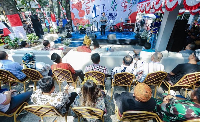 Pemerintah Kota (Pemkot) Bandung terus berkomitmen menghadirkan pelayanan publik prima bagi seluruh masyarakat Kota Bandung. Untuk itu, hadirnya Mal Pelayanan Publik (MPP) menjadi bukti nyata komitmen tersebut. Hal tersebut diungkapkan oleh Plh Wali Kota Bandung, Ema Sumarna saat perayaan satu tahun Mal Pelayanan Publik di Jalan Cianjur Kota Bandung, Jumat 18 Agustus 2023. "Saya yakin, warga masyarakat semakin dimudahkan. Mudah-mudahan merasa puas karena Indeks Kepuasan Masyarakat Kota Bandung pun sekarang mayoritas sudah masuk kategori yang hijau," kata Ema.