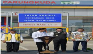 Gubernur Jawa Barat Ridwan Kamil mendampingi Presiden Joko Widodo meresmikan jalan Tol Bocimi Seksi II Cigombong - Cibadak di Kecamatan Parungkuda, Kabupaten Sukabumi, Jumat (4/8/2023). Ada momen menarik saat Presiden Jokowi sedang memberikan sambutan terkait peresmian. Ridwan Kamil sempat tersenyum dan mengacungkan jempol serta membungkuk takzim, karena Jawa Barat disinggung oleh Jokowi sebagai provinsi rangking pertama untuk investasi. Investasi terjadi di Jawa Barat menurut Jokowi disokong oleh aksesilibitas, salah satunya pembangunan jalan tol yang banyak terjadi di wilayah Tanah Pasundan.