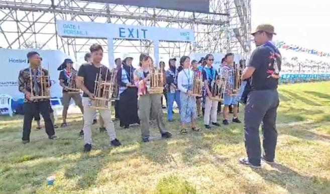 Setelah sukses memcahkan rekor dunia di Jakarta Sabtu 5 Agustus 2023 lalu, angklung kembali akan mendunia. Kali ini sebanyak 56 anggota Pramuka Kota Bandung akan tampil di World Scout Jamboree di Saemangeum Korea, Selasa 8 Agustus 2023. Menurut Kepala Sekretariat/Staf Binamuda Kwarcab Kota Bandung, Sri Oktapia Juwita, angggota Pramuka Kota Bandung akan memainkan angklung pada acara Indonesia Day. Pada acara tersebut akan dihadiri langsung oleh Ketua Kwartir Daerah Gerakan Pramuka Jawa Barat, Atalia Praratya dan Ketua Kwarcab Pramuka Kota Bandung, Ridlo Eisy.