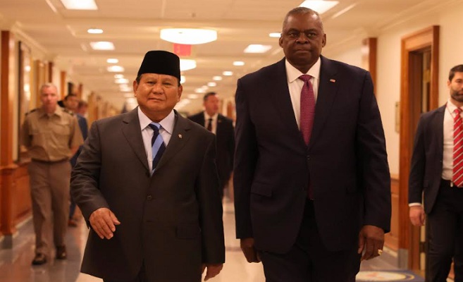 Menteri Pertahanan Prabowo Subianto bertemu dengan Menteri Pertahanan Amerika Serikat Lloyd James Austin III untuk bersama-sama menegaskan kembali kekuatan pilar pertahanan Kemitraan Strategis, di Gedung Pentagon, Amerika Serikat, Kamis (24/8). Dalam pertemuan tersebut, Indonesia dan Amerika Serikat telah memutuskan bersama untuk melestarikan hukum dan norma internasional, meningkatkan kemampuan keamanan dan pertahanan bersama, dan tetap berpedoman pada prinsip-prinsip demokrasi bersama. Menhan RI Prabowo dan Menhan AS Austin juga membahas komitmen Amerika Serikat dan Indonesia, sebagai dua negara demokrasi terbesar di dunia, terhadap supremasi hukum dan profesionalisasi kedua angkatan bersenjata. Pada tahun ini, Taruna Indonesia dari TNI Angkatan Darat, TNI Angkatan Udara, dan Angkatan Laut telah melanjutkan studi di Amerika.