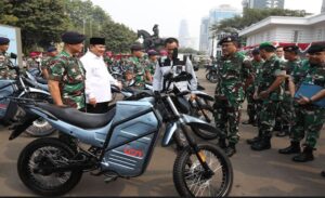 Menteri Pertahanan Prabowo Subianto menyerahkan bantuan 100 unit sepeda motor trail listrik (E-Tactical Sergap) kepada TNI dan Polri, di Lapangan Sudirman, Kementerian Pertahanan, Jakarta, Kamis (31/8). Penyerahan diberikan secara simbolis dari Menhan kepada Aslog Kasad, Aslog Kasal, Asops Kasau dan Asops Kapolri. “Produksi dan pemanfaatan rantis E-Tactical Sergap ini adalah bukti komitmen kuat dan dukungan Kemhan terhadap produksi anak bangsa. Sebagai anak bangsa, sudah selayaknya bagi kita bertugas untuk turut mendorong kemandirian Indonesia di sektor pertahanan dan keamanan,” ungkap Menhan Prabowo. Menhan Prabowo juga memberikan apresiasi yang tinggi kepada industri pertahanan dalam negeri, PT. Len Industri (Persero), PT Eltran Indonesia dan PT BYXE Motor Indonesia (BMI) karena telah berhasil memproduksi dan lulus sertifikasi atas rantis motor trail listrik ini.