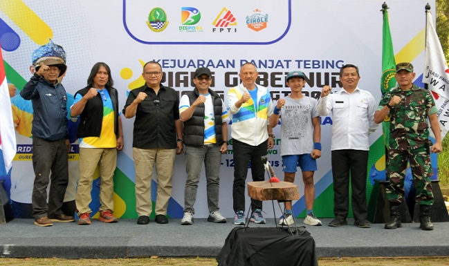 Sekretaris Daerah Provinsi Jawa Barat Setiawan Wangsaatmaja membuka Kejuaraan Panjat Tebing Piala Gubernur Jawa Barat 2023 Tingkat Nasional di Cikole Climbing Park Lembang, Kabupaten Bandung Barat, Rabu (9/8/2023). Setiawan menuturkan, Pemda Provinsi Jabar mendukung generasi muda untuk mengembangkan potensinya dalam bidang olahraga, salah satunya melalui cabang olahraga (cabor) panjat tebing yang diselenggarakan oleh Dinas Pemuda dan Olahraga Jabar. "Jadi kejuaran Piala Gubernur ini merupakan komitmen kami karena kalau kita bicara prestasi olahraga, artinya perbanyaklah kompetisi, itu sudah rumusnya," ungkap Setiawan.