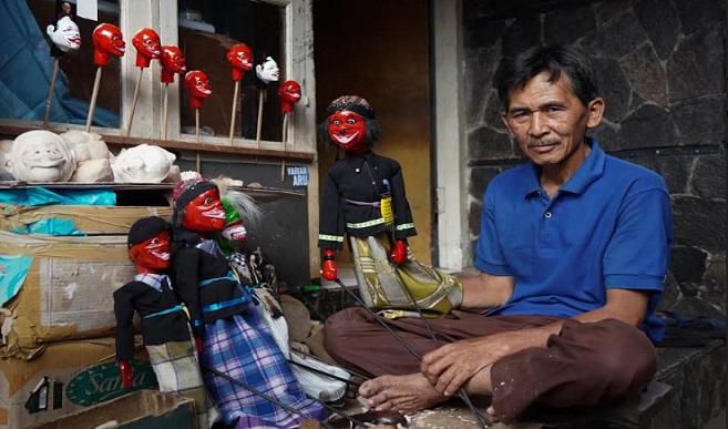 Di tengah gempuran budaya dan karakter tokoh pahlawan dari barat, Toto Hadiyanto masih kukuh mengukir kayu di rumahnya.Tangannya teliti menciptakan karakter-karakter wayang golek mulai Pandawa Lima hingga Panakawan. Toto menjadi salah satu perajin wayang golek yang masih tersisa di Kota Bandung. Pria berusia 58 tahun itu menggeluti kerajinan wayang golek lebih dari 33 tahun yakni sejak tahun 1990. Setiap hari dia membuat wayang tersebut di rumahnya, di Kelurahan Karang Pawulang Kecamatan Mandalajati Kota Bandung.