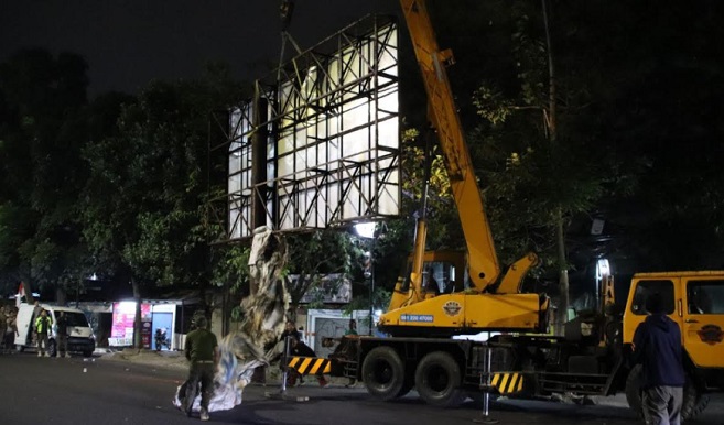 Satuan Polisi Pamong Praja (Satpol PP) Kota Bandung kembali menertibkan reklame di Jalan Ahmad Yani, Kota Bandung. Penertiban dilakukan pada Kamis 3 Agustus 2023 malam hingga Jumat 4 Agustus 2023 dinihari. Penertiban reklame ini sejalan dengan amanat Peraturan Daerah (Perda) Kota Bandung Nomor 2 Tahun 2017 tentang Penyelenggaraan Reklame. Kepala Seksi Tibum Satpol PP Kota Bandung Satriadi menyebut, ada dua titik reklame di ruas jalan Ahmad Yani yang ditertibkan. Salah satunya berukuran 4x8 meter dengan jenis bilbor.