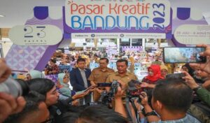 Pasar Kreatif Bandung 2023 masih terus bergulir. Acara yang berlangsung sejak 30 Juni 2023 tersebut saat ini sedang bergulir di 23 Paskal. Sampai hari ini, Selasa 1 Agustua 2023, Dinas Perdagangan dan Perindustrian (Disdagin) Kota Bandung melaporkan omzet Pasar Kreatif Bandung 2023 mencapai Rp6,7 miliar. Jumlah tersebut merupakan akumulasi dari empat titik Pasar Kreatif: Bandung Indah Plaza, Trans Studio Mall, Cihampelas Walk, dan Paris Van Java. "Omzet saat ini berada di angka Rp6,7 miliar. Ini belum termasuk di 23 Paskal, karena baru berlangsung 3 hari. Setelah itu, masih ada 2 titik lagi di Kings Shopping Center dan Festival Citylink," ujar Kepala Disdagin Kota Bandung Elly Wasliah.