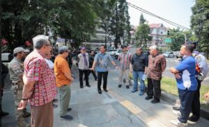 Sebagai bagian dari penataan dan penertiban Pedagang Kaki Lima, Pemerintah Kota (Pemkot) Bandung mulai memperbaiki trotoar Jalan Ganesha. Targetnya, pembangunan trotoar tuntas pada Desember mendatang. "Ini hasilnya signifikan. Tidak ada gejolak yang menimbulkan dampak negatif misalnya ancaman Trantibum (Ketentraman dan Ketertiban Umum)," kata Plh. Wali Kota Bandung, Ema Sumarna di sela-sela meninjau Jalan Ganesha, Jumat 18 Agustus 2023. Menurutnya, progres pembangunan kawasan tersebut terlihat jelas oleh masyarakat hingga Pedagang Kaki Lima (PKL) yang sebelumnya berjualan di kawasan tersebut.