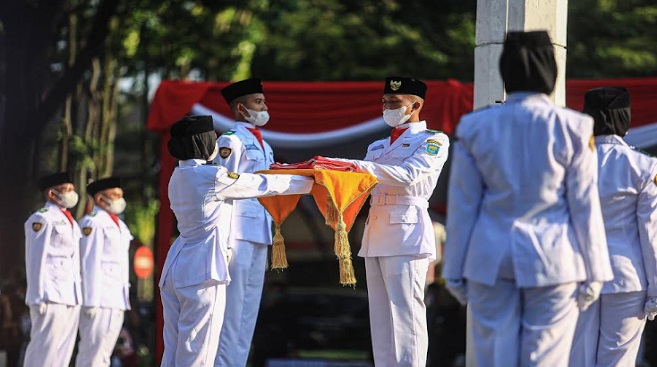 Perayaan Hari Kemerdekaan Indonesia selalu dihiasi dengan agenda pengibaran dan penurunan bendera oleh Pasukan Pengibar Bendera Pusaka (Paskibraka). Ada cerita panjang di balik terbentuknya Paskibraka. Cerita panjang tersebut kemudian tertuang dalam Peraturan Menteri Pemuda dan Olahraga RI Nomor 14 Tahun 2017 tentang Perubahan atas Peraturan Menteri Pemuda dan Olahraga Nomor 0065 Tahun 2015 tentang Penyelanggaran Kegiatan Pengibar Bendera Pusaka. Dalam aturan itu disebutkan, Paskibraka lahir bersamaan dengan Proklamasi Kemerdekaan Republik Indonesia yang dikumandangkan di Jalan Pegangsaan Timur Nomor 56, Jakarta, pada Jumat, 17 Agustus 1945 tepat pukul 10.00 WIB.