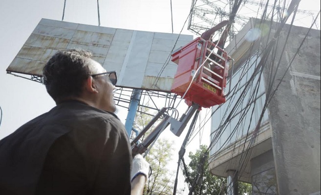 Dinas Komunikasi dan Informatika (Diskominfo) Kota Bandung terus menata dan merapikan kabel udara di sejumlah ruas jalan Kota Bandung. Hari ini, Selasa 23 Agustus 2023, kabel udara di ruas Jalan Ibrahim Adjie dirapikan. Kepala Bidang Infrastruktur dan TIK Diskominfo Kota Bandung, Mahyudin, menyebutkan titik perapihan kabel udara di Jalan Ibrahim Adjie melibatkan aspirasi masyarakat. "Kita mewujudkan keinginan masyarakat lewat media sosial Humas Kota Bandung. Jadi, kami juga mengakomodir keinginan wargi Bandung," kata Mahyudin di Bandung, Selasa 22 Agustus 2023.